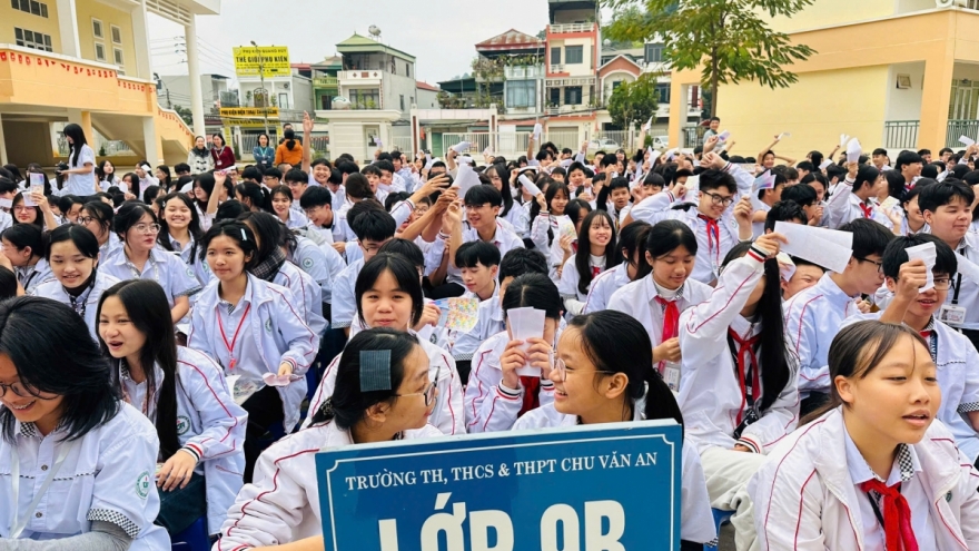 Người trẻ mặc cổ phục du xuân, hướng về giá trị truyền thống của Tết Việt